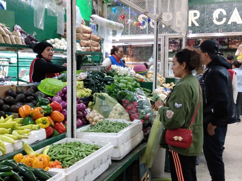 Familias leonesas alistan ingredientes para cena navideña