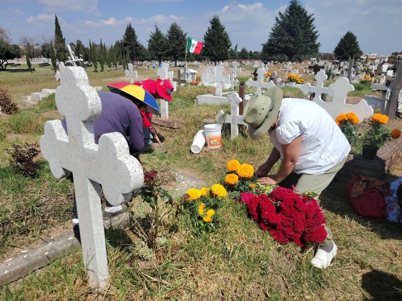 Familias limpian tumbas en Toluca previo al Día de Muertos