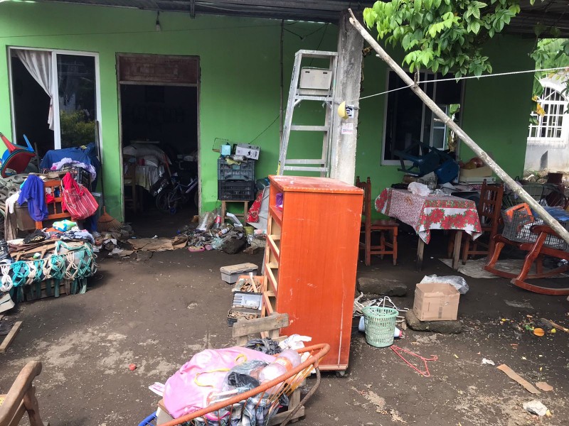 Familias limpian viviendas afectadas por inundación en Lerdo de Tejada