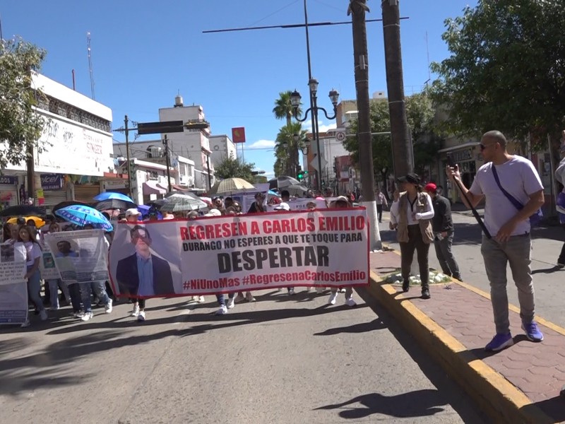 Familias marchan en Durango para exigir aparición de Carlos Emilio