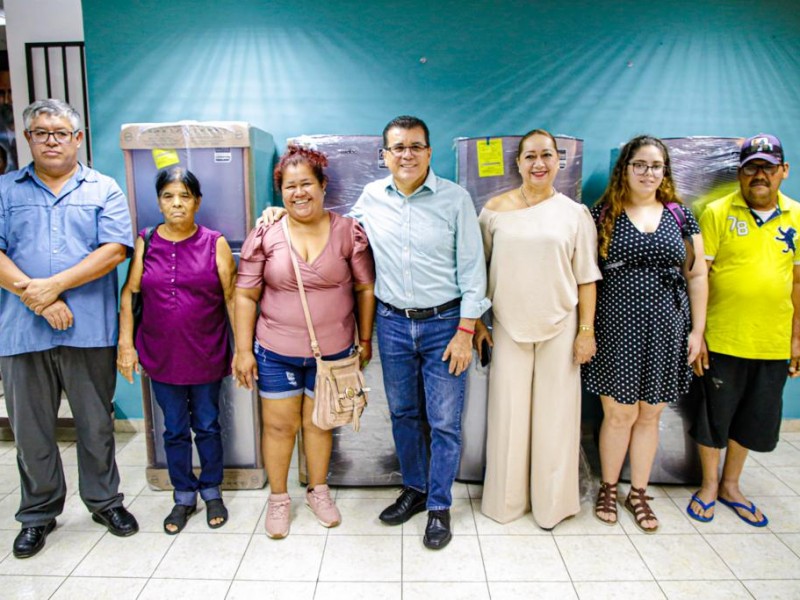 Familias mazatlecas son beneficiadas con refrigeradores gratuitos