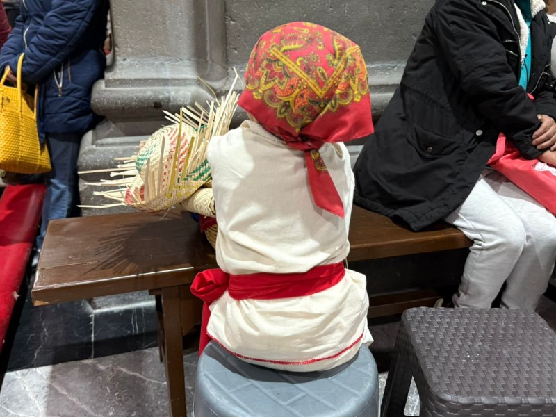 Familias mexiquenses celebran el Jueves de Corpus en la Catedral de Toluca