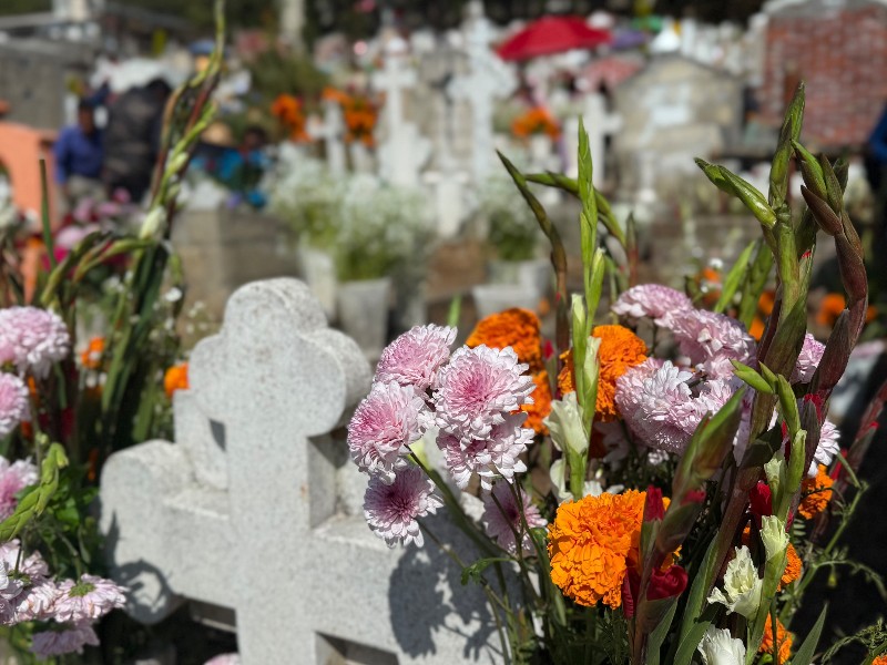 Familias mexiquenses conmemoran el Día de Muertos en panteones