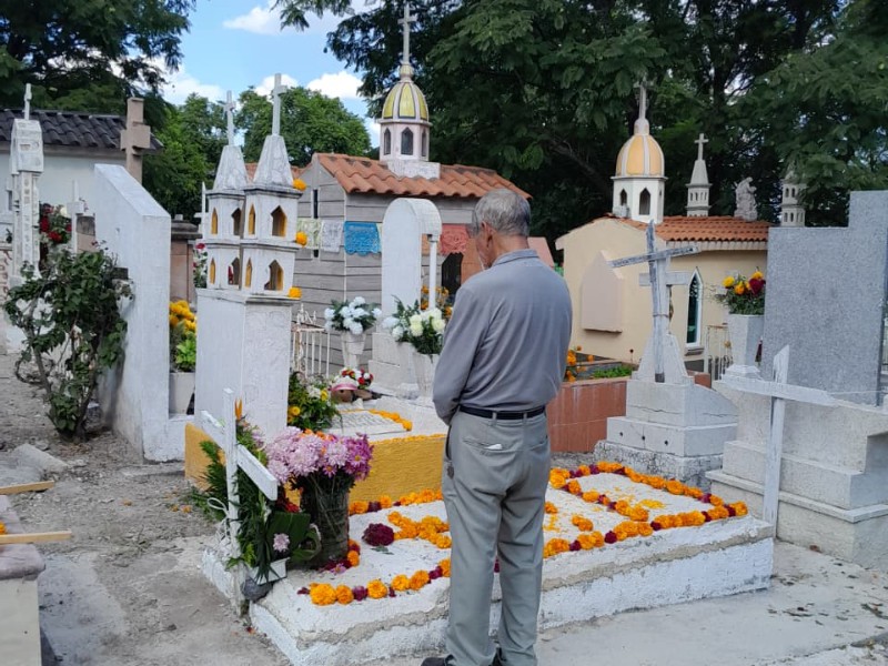 En cada tumba, una historia; en cada flor, una promesa de amor