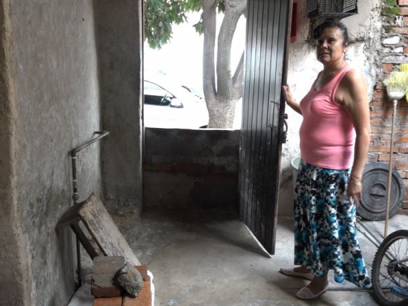 Familias piden apoyos tras las inundaciones en la colonia Ferrocarril