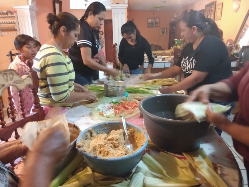 Familias preparan cena tradicional para año nuevo