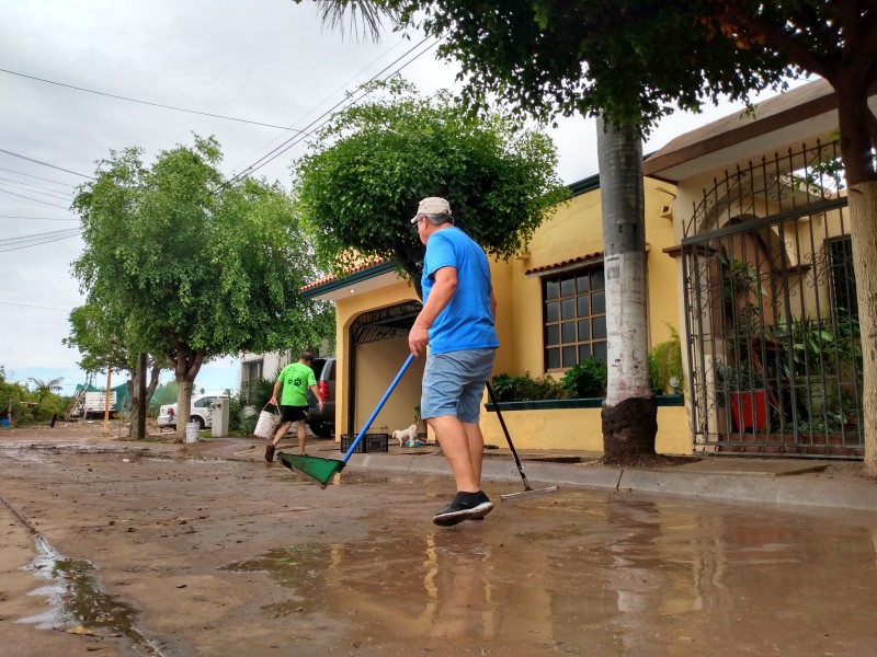 Familias realizan labores de limpieza tras inundación