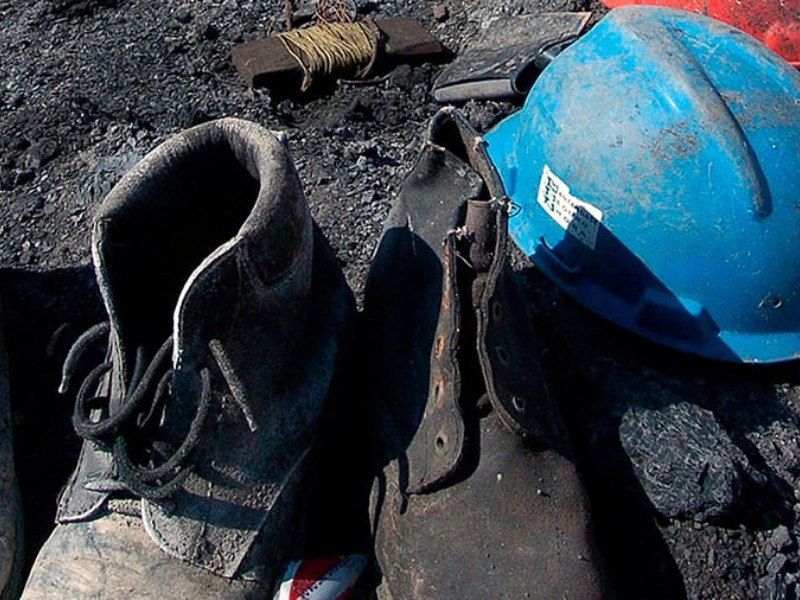 Familias reciben restos de mineros tras casi dos décadas