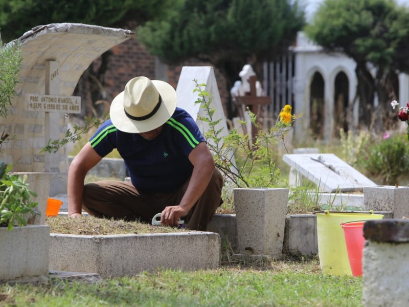 Familias se alquilan para limpiar tumbas