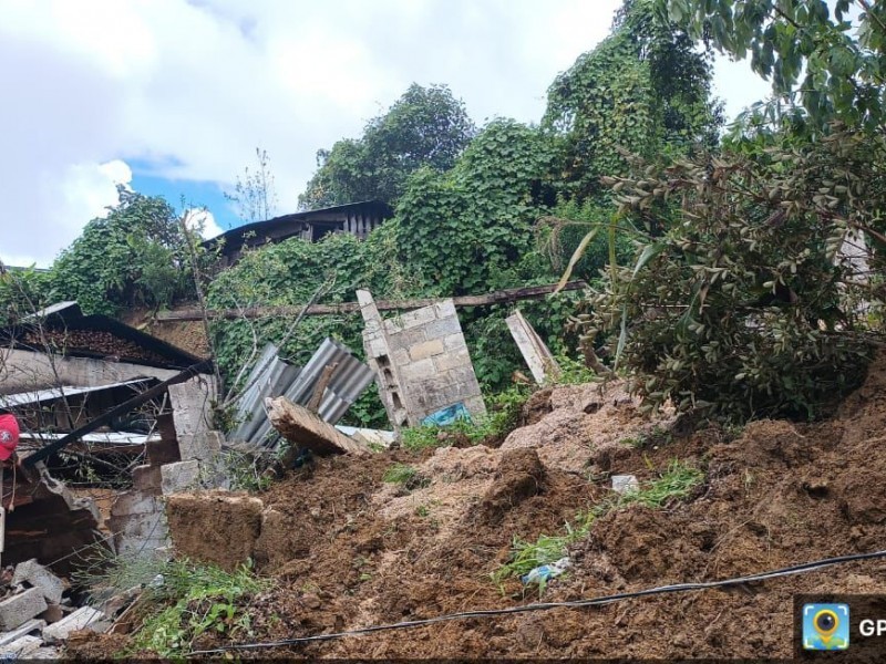 Familias se niegan a abandonar casas en zonas de riesgo