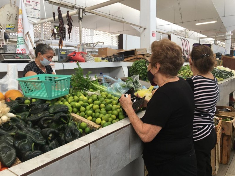 Familias se preparan para celebrar la Independencia de México