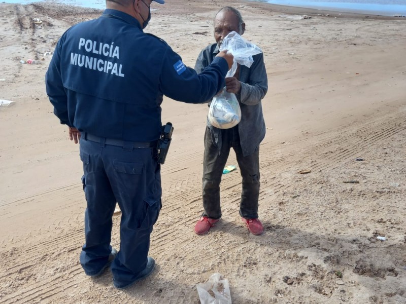 Familias vulnerables reciben despensas de policias municipales