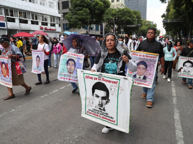 Familias y estudiantes exigen extradición de responsables de Ayotzinapa