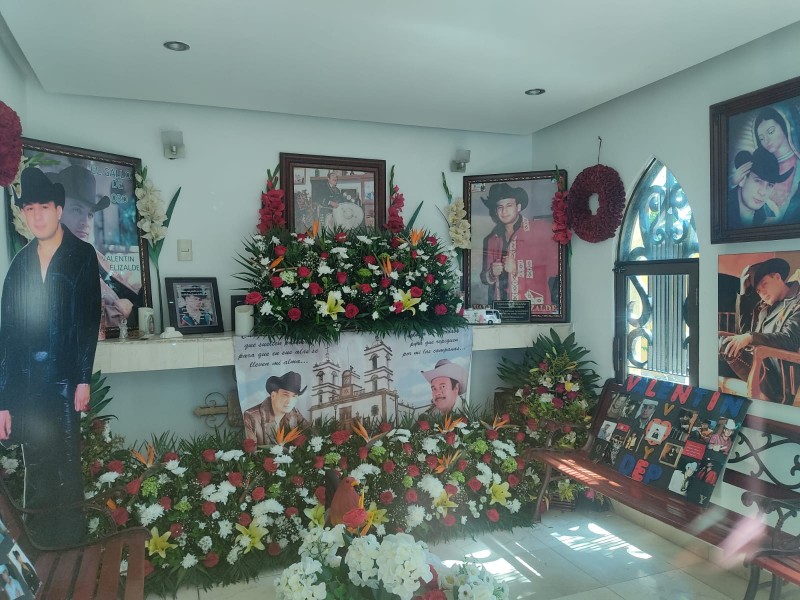 Fans aprovechan el día de muertos para visitar a ídolos