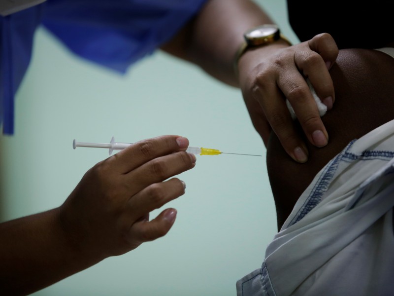 Farmacéuticas aumentan costos de vacunas para Europa