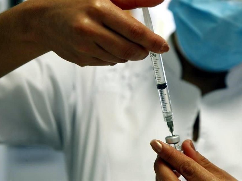 Farmacias estadounidenses arrancan vacunación Covid-19