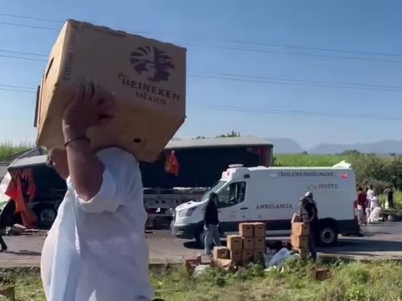 Fatal accidente en la Córdoba-Veracruz propició actos de rapiña