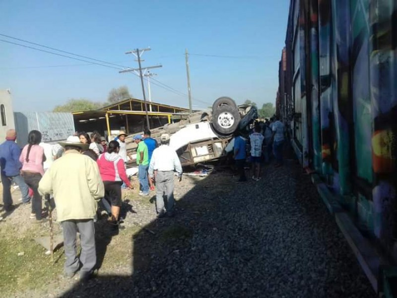 Se lleva el tren camión, hay 9 muertos