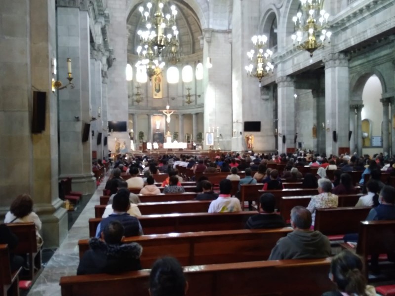 Feligreses acuden a Catedral de Toluca para jueves de Corpus