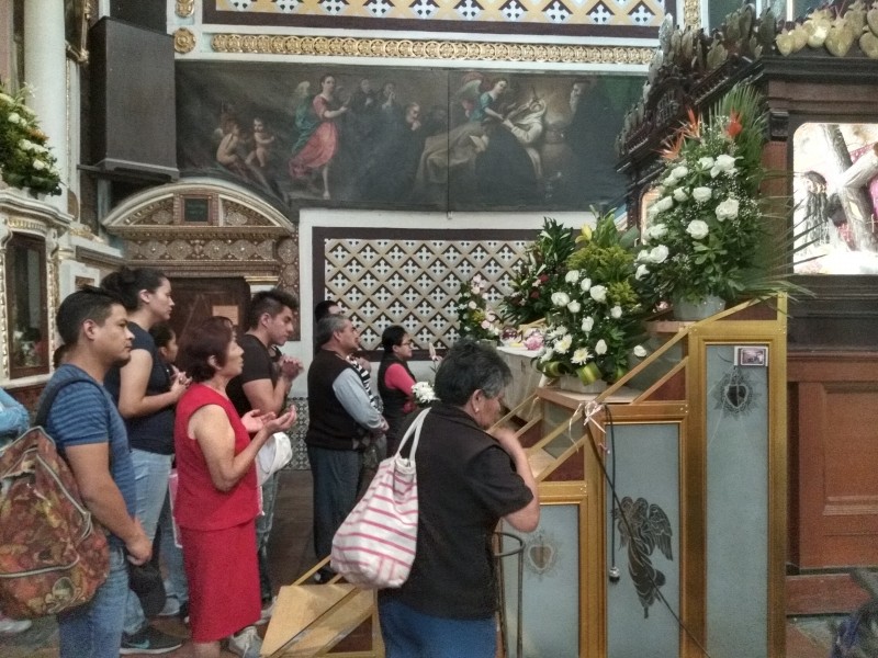 Feligreses acuden a Santa-Mónica, previo a Viernes Santo