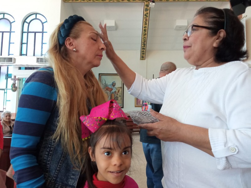 Feligreses acuden con gozo a recibir ceniza