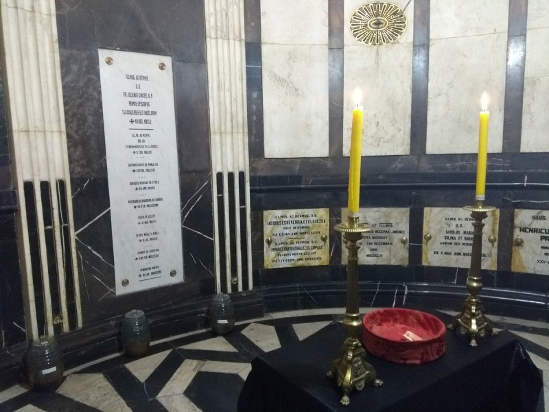 Feligreses aprecian Cripta de Obispos en Puebla