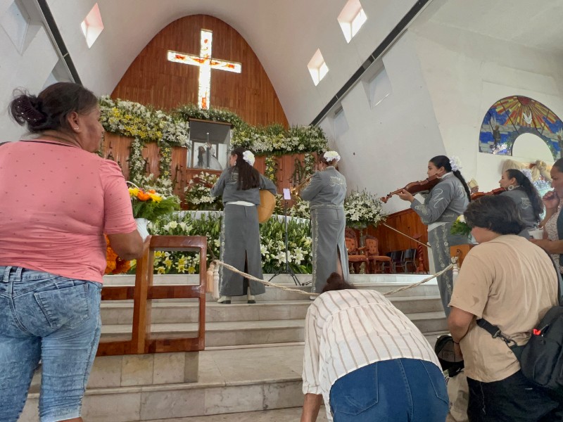 Feligreses desbordan fe a Papá Chuy en Petatlán