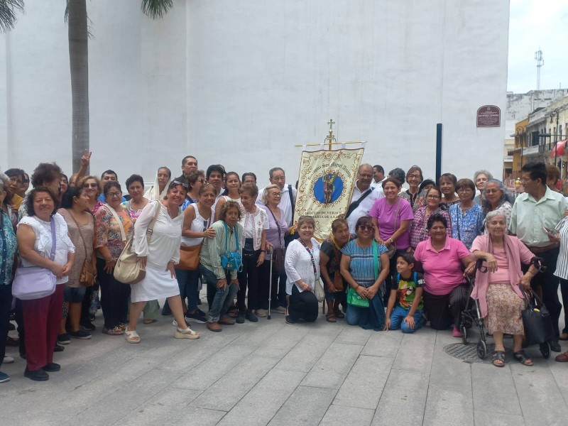 Feligreses realizan peregrinación a la Catedral de Veracruz