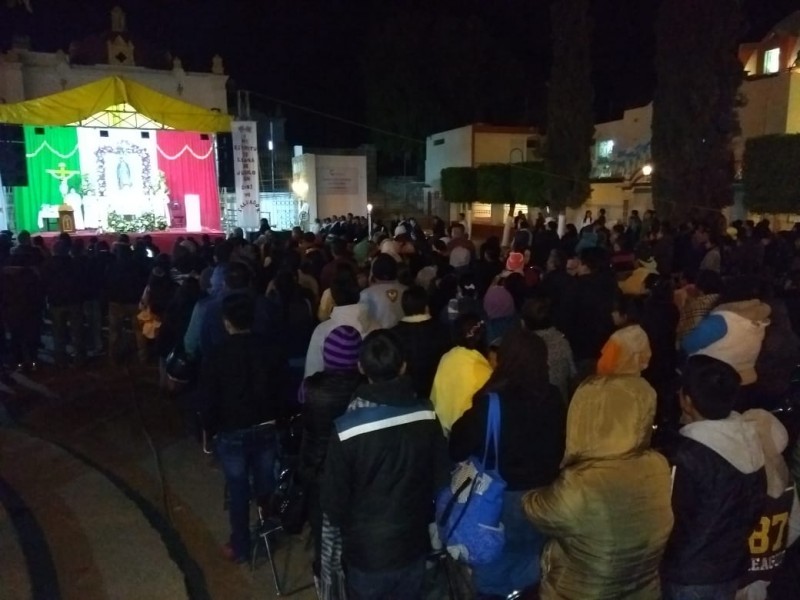 Feligreses visitan a la virgen de Guadalupe