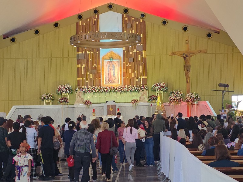 Feligreses muestran su devoción a la Virgen de Guadalupe