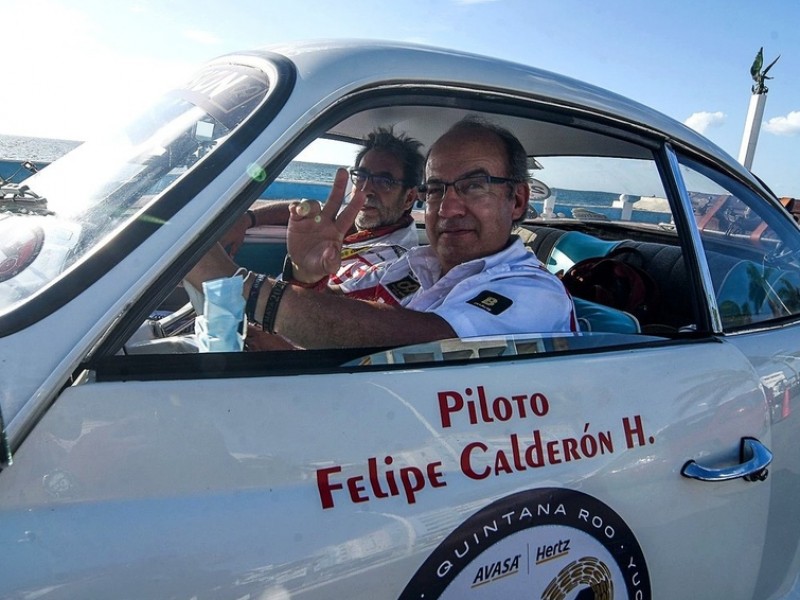 Felipe Calderón participa en un rally maya... en un Porsche