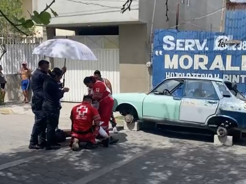 Femenina se sale de su carro tras pasar un tope