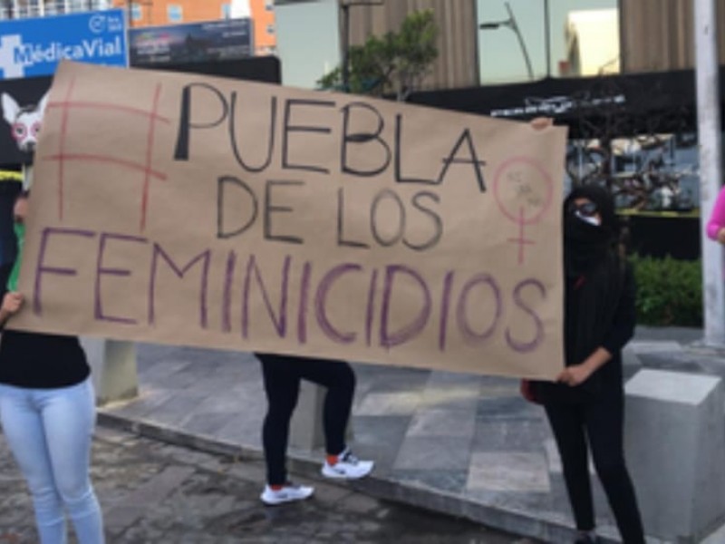 Feminista intenta poner bandera en estatua de Benito Juárez