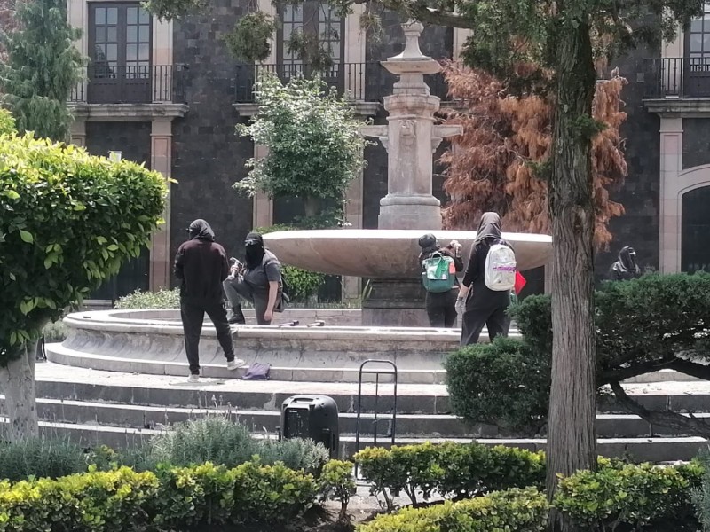 Feministas arremeten contra fuentes ubicadas en la Plaza Cívica