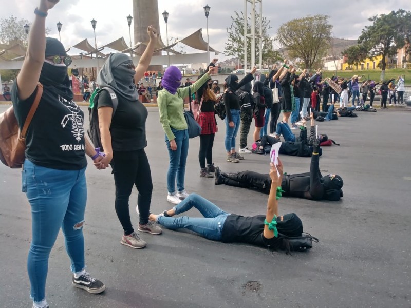 Feministas bloquearon bulevar Metropolitano