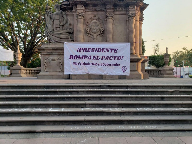 Feministas colocan lonas en Iguala en rechazo a Salgado Macedonio