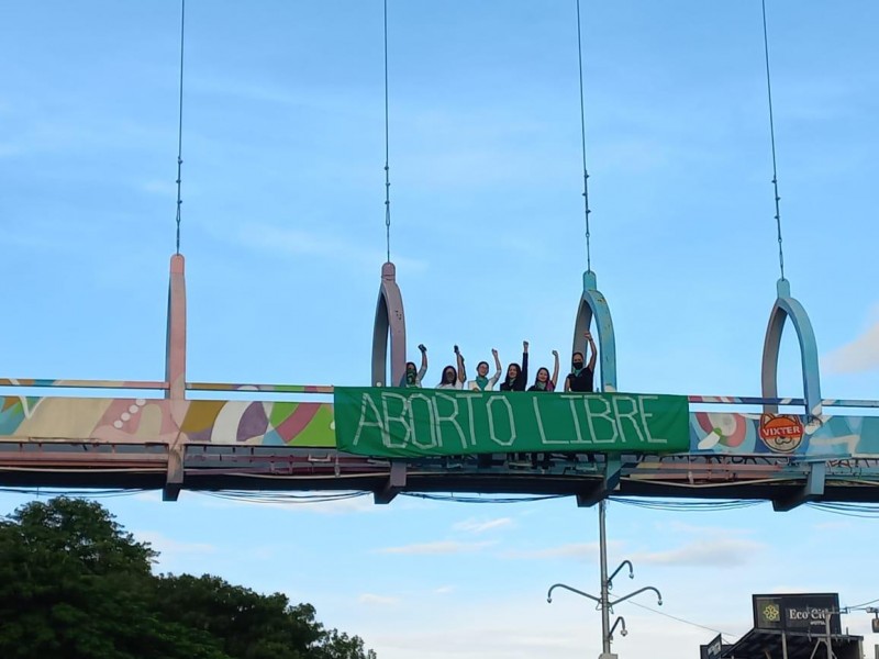 Feministas colocan mantas exigiendo despenalización del aborto