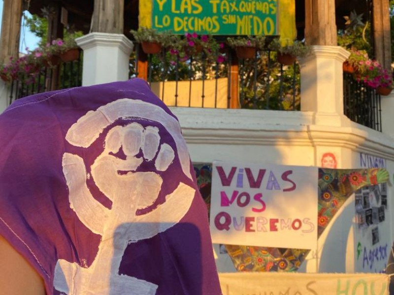 Feministas colocan pancartas contra Félix Salgado, ahora en Taxco