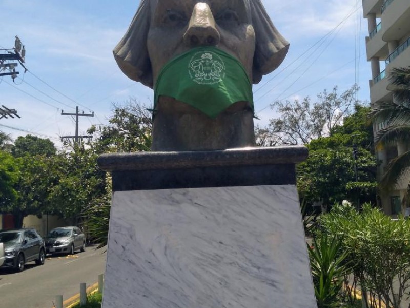 FEMINISTAS COLOCAN PAÑUELOS VERDES A MONUMENTOS EN VERACRUZ