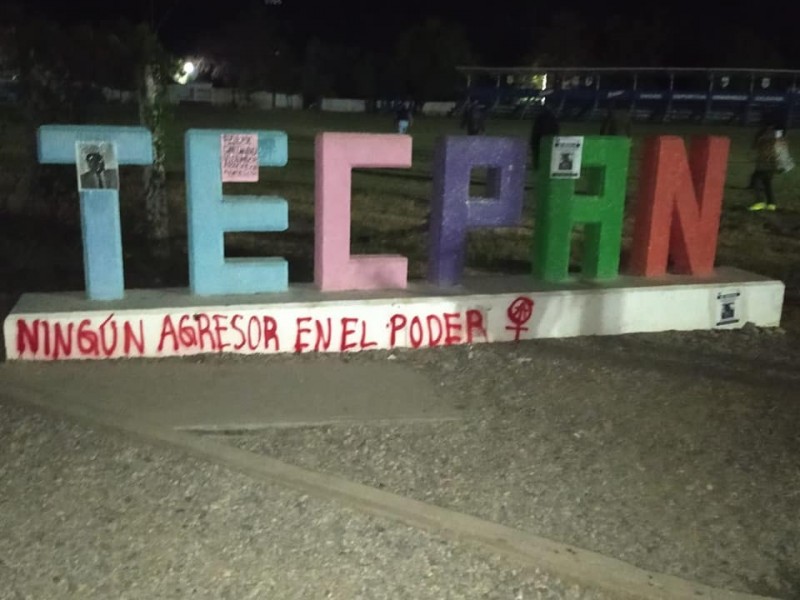 Feministas dejan pintas contra Félix en Técpan y San Jerónimo