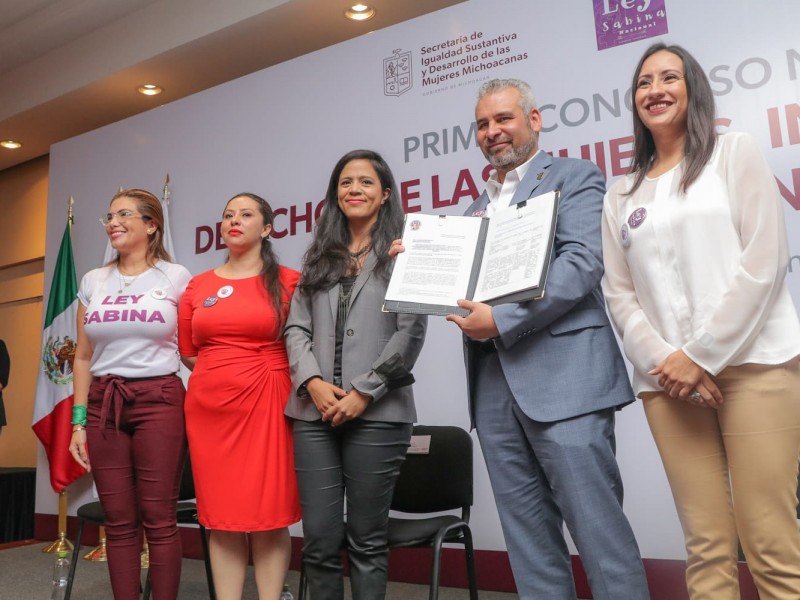 Feministas entregan Ley Sabina al gobernador Alfredo Bedolla