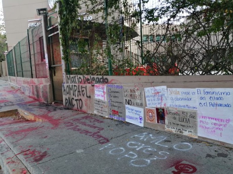 Feministas pintan fachada de la FGE en Chilpancingo