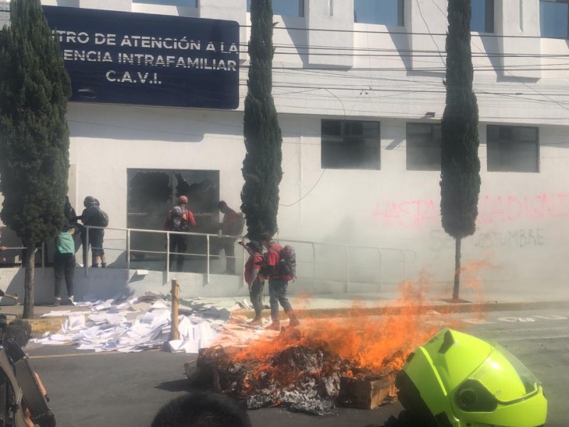 Feministas protestan frente a la FGJ de CDMX