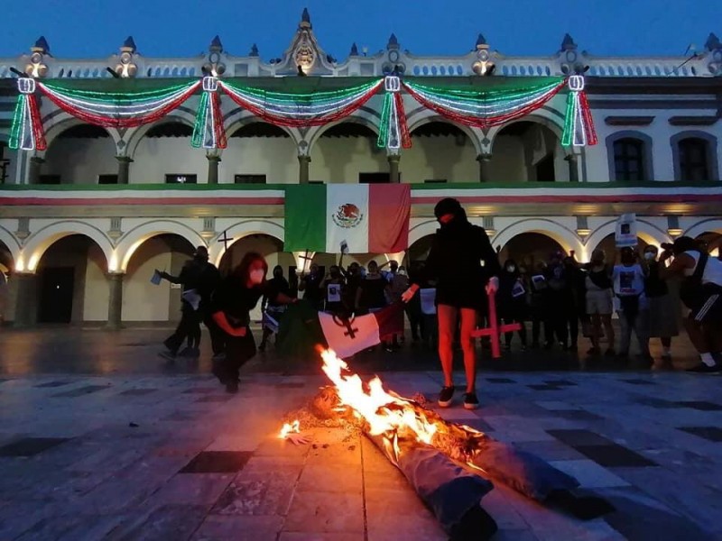 Feministas queman muñeco de AMLO en el zócalo de Veracruz