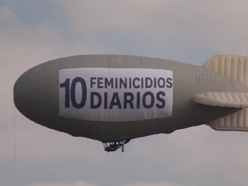 Feministas toman el cielo para protestar con un zeppelin