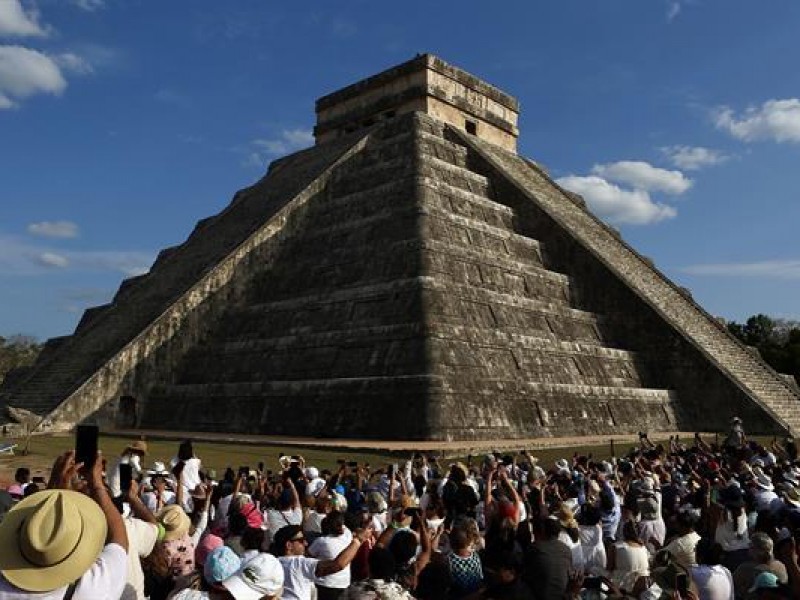 Fenómeno de la serpiente lunar ilumina Chichén Itzá