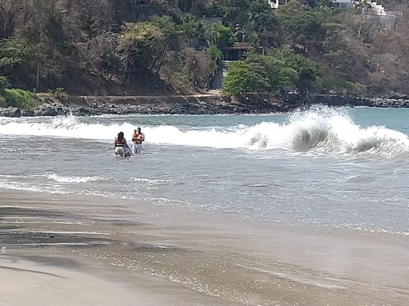 Fenómeno Mar de Fondo, provoca oleaje elevado en Zihuatanejo