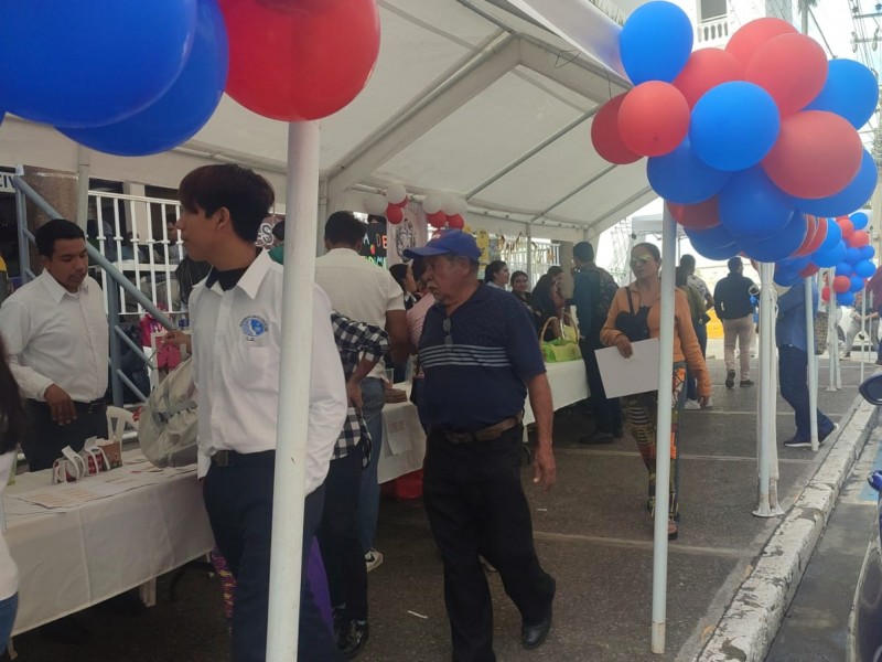Feria del emprendimiento por alumnos de la Universidad Huasteca Veracruzana