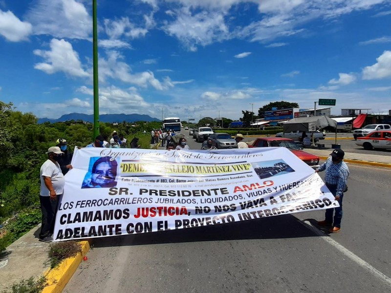 Ferrocarrileros del Istmo buscan diálogo con AMLO, parte caravana motorizada