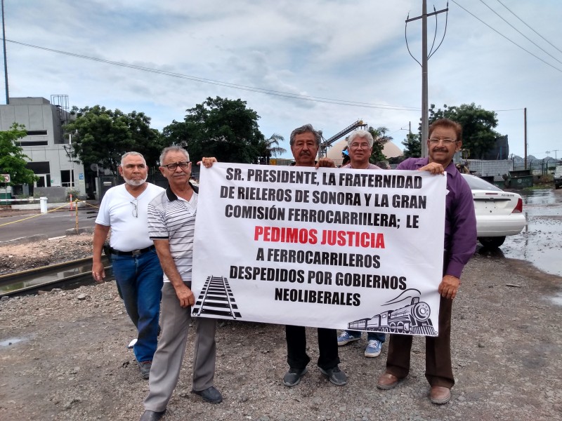 Ferrocarrileros se manifiestan ante el Presidente de la República